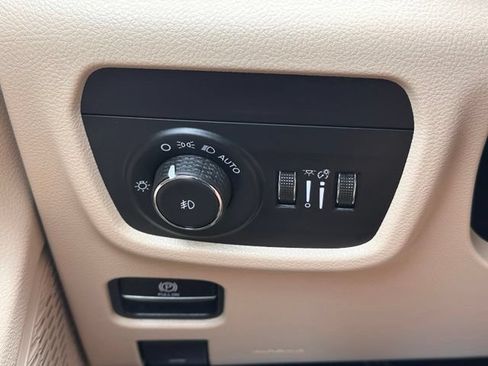 Used 2025 Jeep Grand Cherokee Limited w/ Luxury Tech Group II AWD/4WD image 20