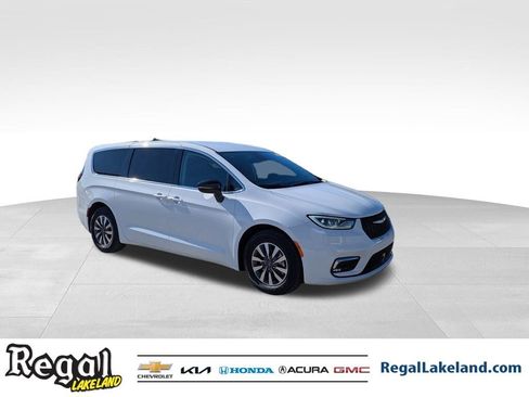 Used 2024 Chrysler Pacifica Select image 2