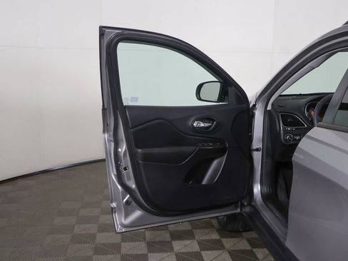 Used 2022 Jeep Cherokee Trailhawk AWD/4WD image 16