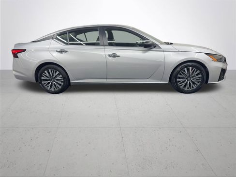 Used 2024 Nissan Altima 2.5 SV image 8