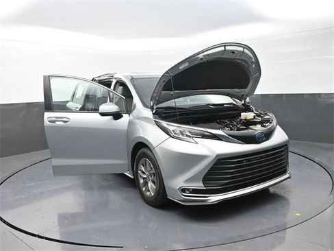 Used 2023 Toyota Sienna XLE image 25