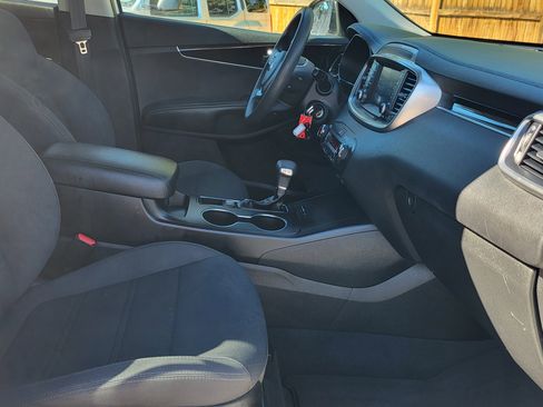 Used 2019 Kia Sorento LX image 10