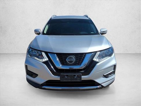 Used 2018 Nissan Rogue SV image 2