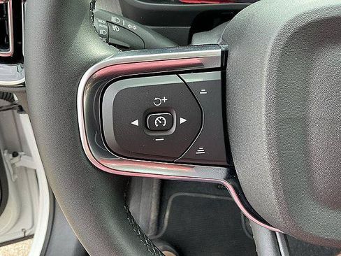 Used 2025 Volvo XC40 B5 Plus AWD/4WD image 27