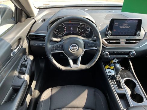 Used 2024 Nissan Altima 2.5 SV FWD image 11