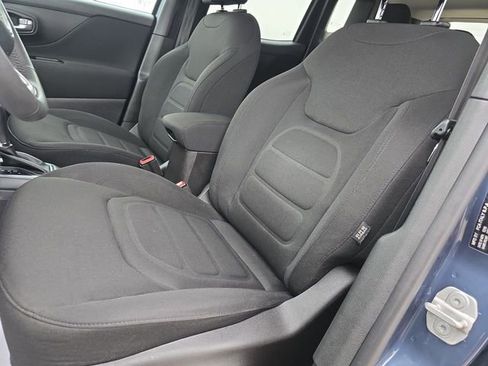 Used 2020 Jeep Renegade Latitude w/ Popular Equipment Group FWD image 18