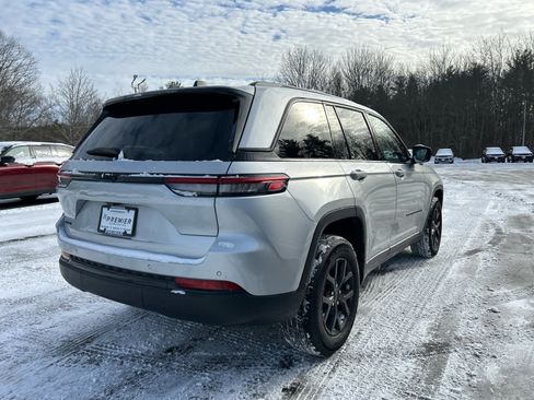 Used 2025 Jeep Grand Cherokee Altitude image 9
