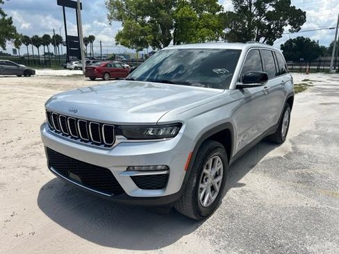 Used 2022 Jeep Grand Cherokee Limited AWD/4WD image 2