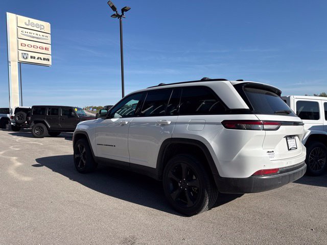 Used 2025 Jeep Grand Cherokee Altitude AWD/4WD image 5