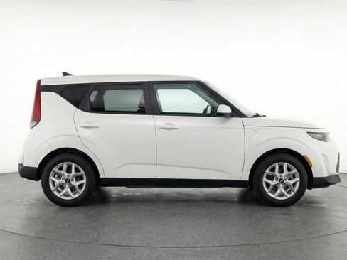 Used 2025 Kia Soul LX w/ LX Technology Package FWD image 11