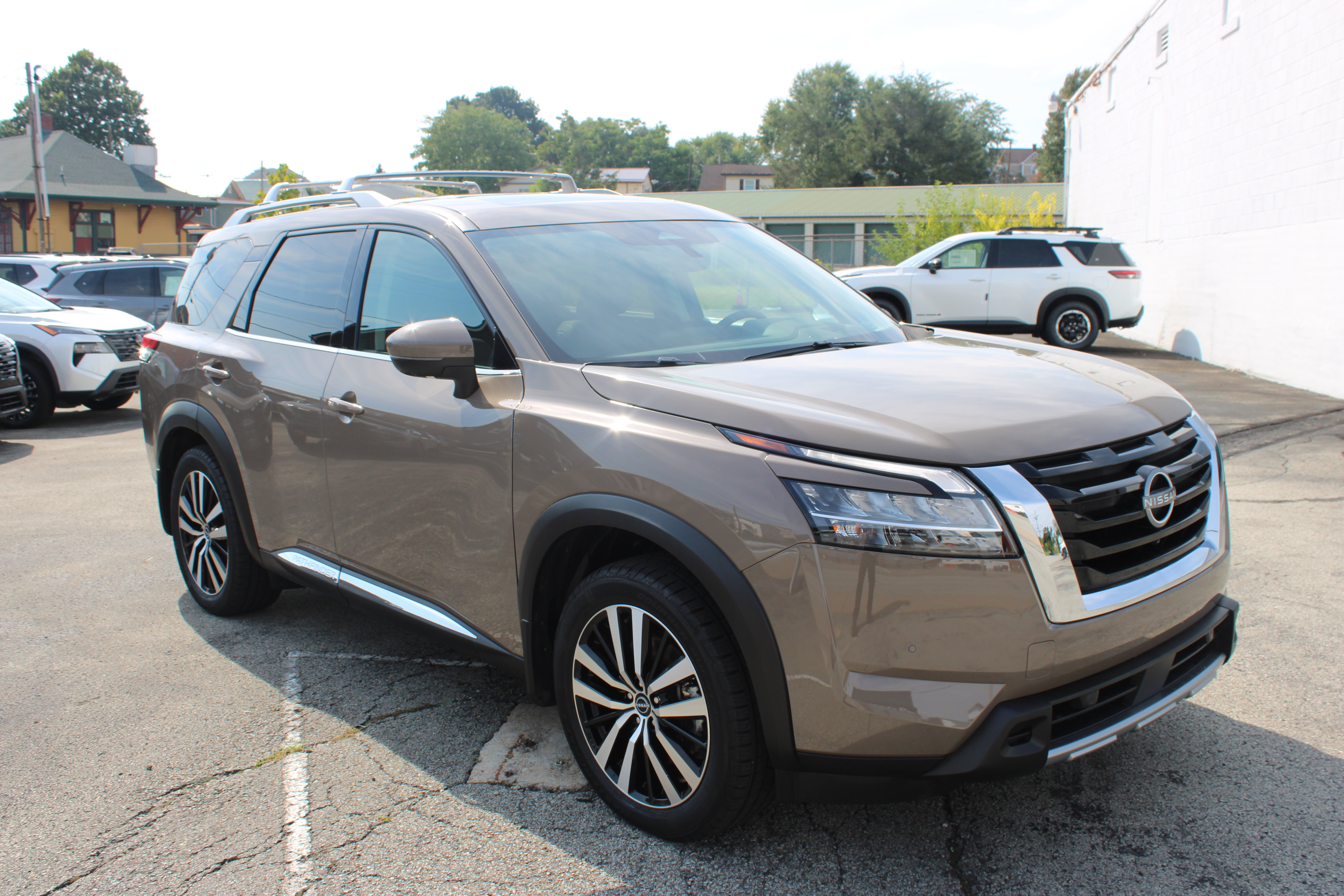 Certified 2024 Nissan Pathfinder Platinum w/ Cargo Package AWD/4WD image 9