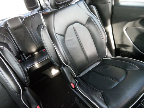 Used 2023 Chrysler Pacifica Limited w/ S Appearance Package image 14