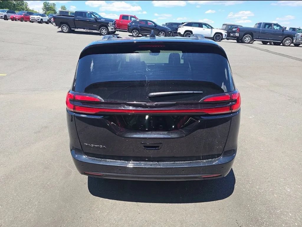 Used 2025 Chrysler Pacifica Select w/ Fav Edition Package FWD image 5