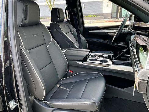 New 2026 Cadillac Escalade Luxury w/ LPO, Floor Liner Package AWD/4WD image 34