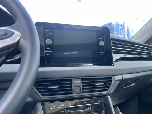 Used 2025 Volkswagen Jetta SE image 18