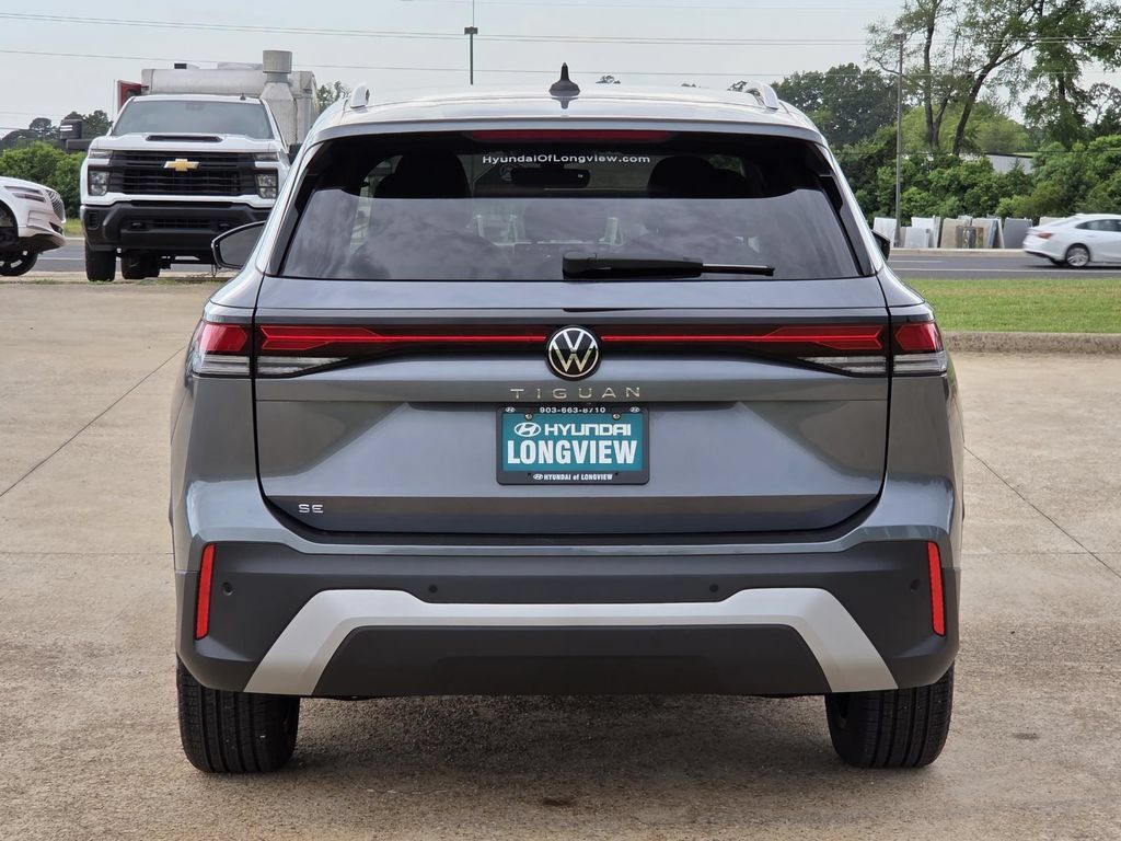 Used 2025 Volkswagen Tiguan SE FWD image 5