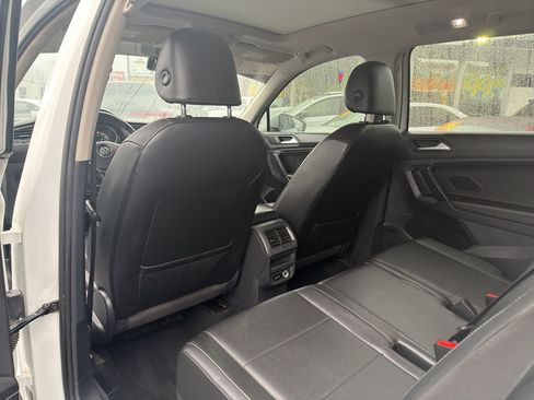 Used 2019 Volkswagen Tiguan SE w/ Panoramic Sunroof Package image 12