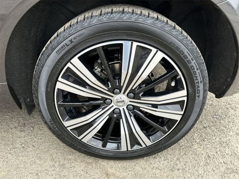 Certified 2022 Volvo XC60 B5 Inscription w/ Climate Package image 11