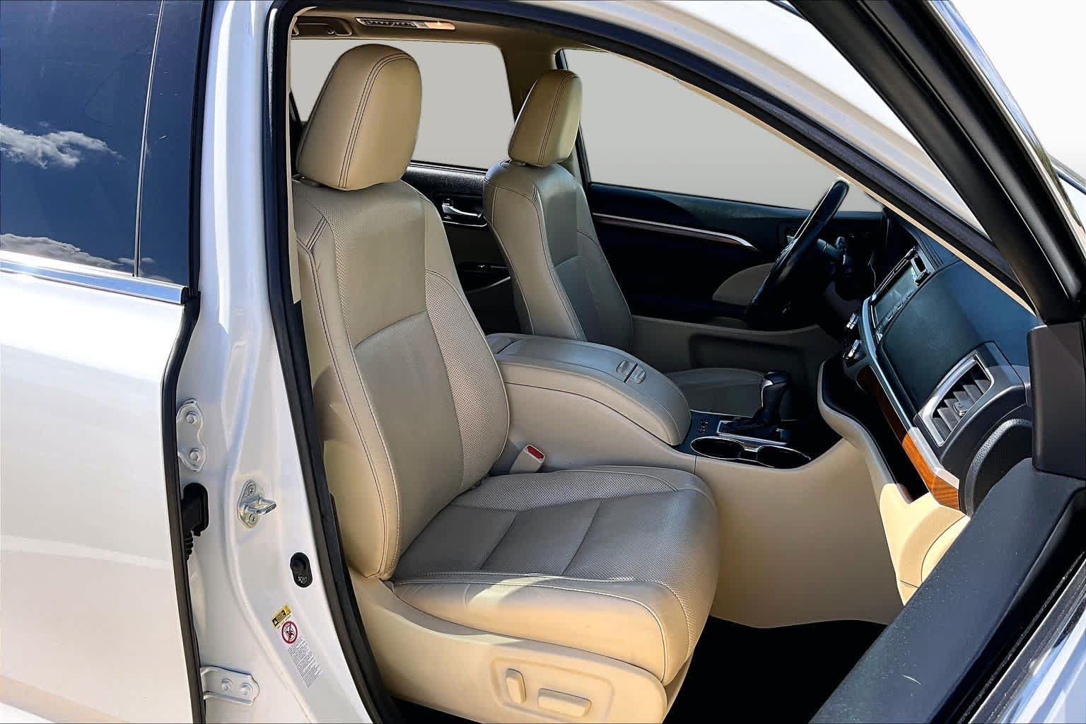 Used 2017 Toyota Highlander Limited Platinum FWD image 8