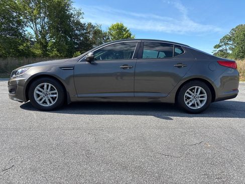 Used 2011 Kia Optima LX w/ Convenience Pkg FWD image 2