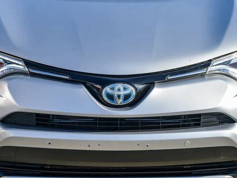 Used 2017 Toyota RAV4 Limited image 5