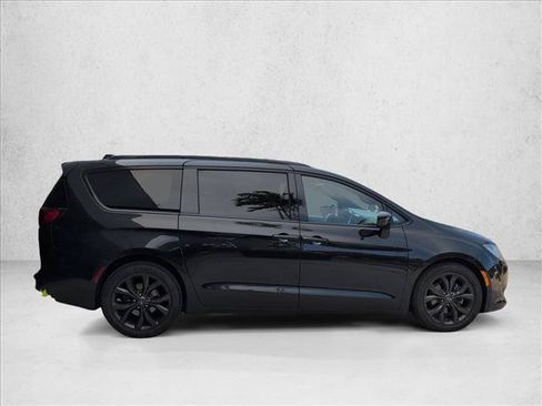 Used 2018 Chrysler Pacifica Touring-L Plus FWD image 6