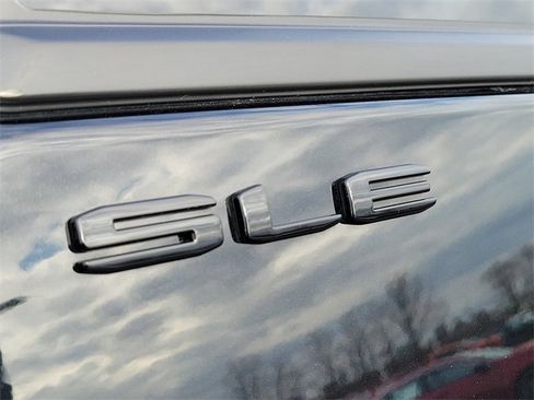 Used 2024 GMC Terrain SLE w/ Elevation Edition image 11