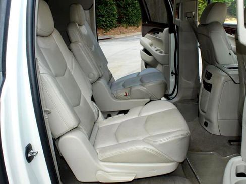 Used 2015 Cadillac Escalade ESV Luxury image 10