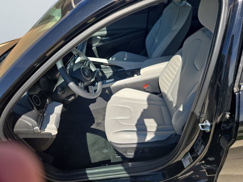 Certified 2025 Hyundai Elantra Limited FWD image 11
