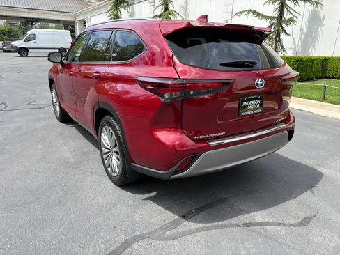Used 2024 Toyota Highlander Platinum AWD/4WD image 10