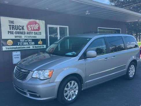 Used 2015 Chrysler Town & Country Touring FWD image 2
