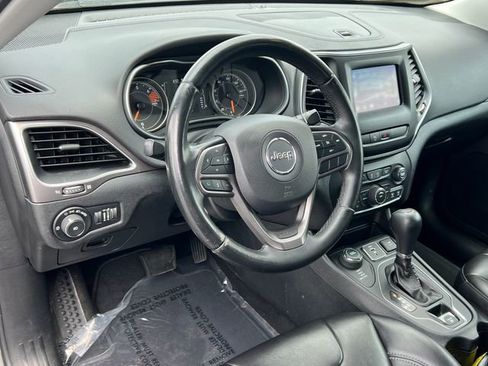 Used 2019 Jeep Cherokee Latitude Plus AWD/4WD image 17