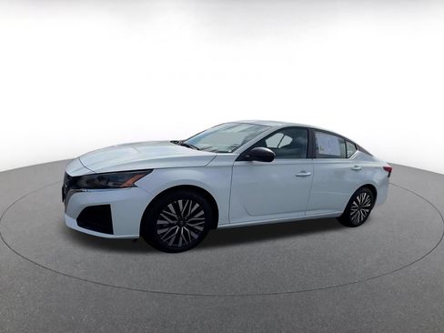 Used 2025 Nissan Altima 2.5 SV FWD image 8