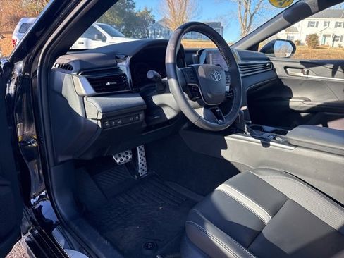 Used 2025 Toyota Camry SE image 8