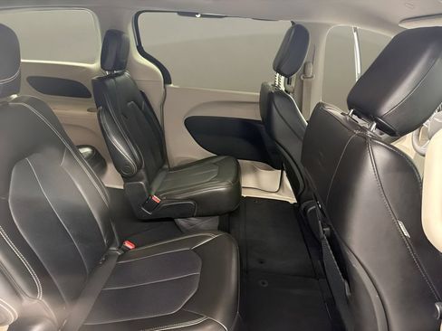 Used 2023 Chrysler Pacifica Touring-L FWD image 24