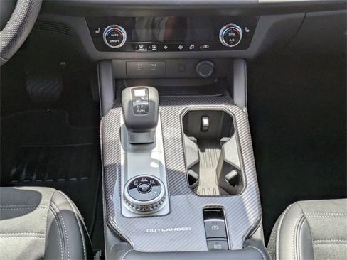 New 2025 Mitsubishi Outlander SE image 21