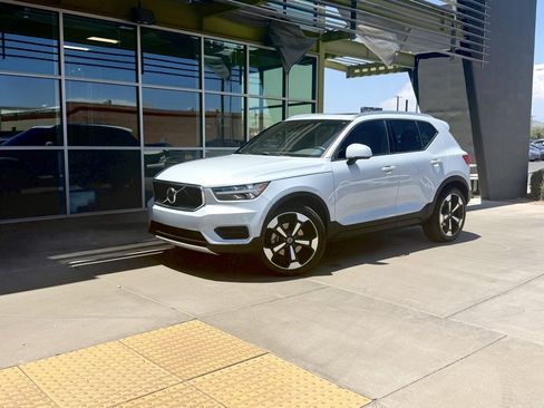 Used 2020 Volvo XC40 T5 Momentum w/ Protection Package Premier AWD/4WD image 1