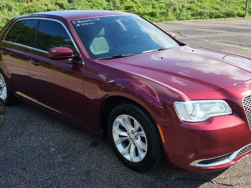 Used 2018 Chrysler 300 Touring RWD image 2