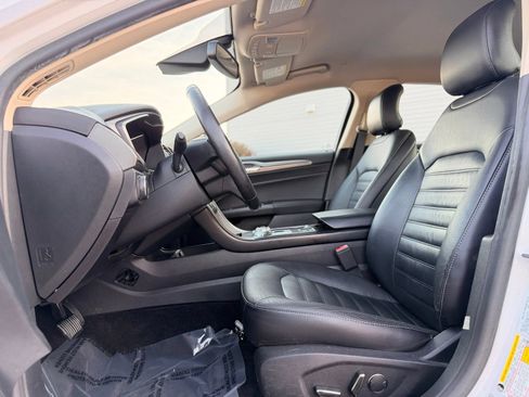 Used 2018 Ford Fusion SE w/ Equipment Group 602A FWD image 15