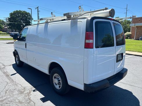 Used 2017 Chevrolet Express 2500 RWD image 5