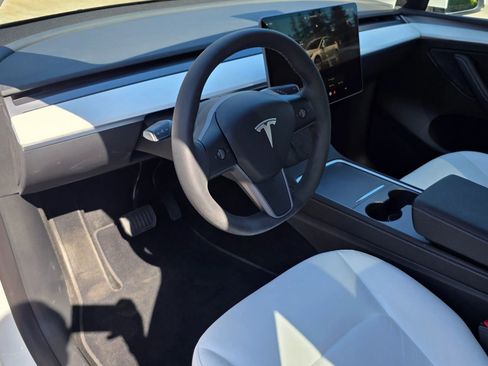 Used 2022 Tesla Model Y Long Range image 9