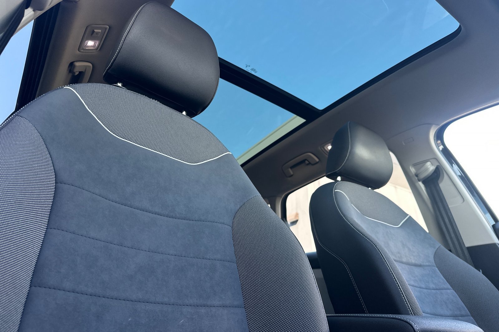 Used 2023 Volkswagen Taos SE w/ Panoramic Sunroof Package FWD image 21