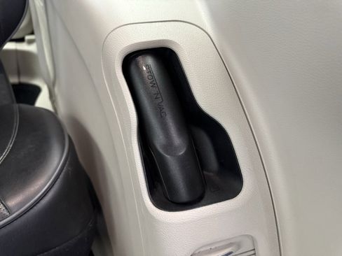 Used 2020 Chrysler Pacifica Limited w/ 8-pass Seating Package image 48