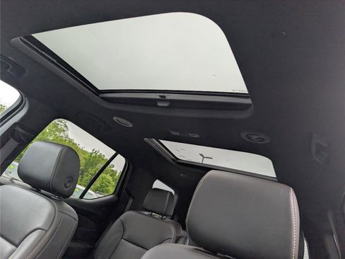 Used 2023 Chevrolet Traverse LT w/ LT Premium Package AWD/4WD image 21