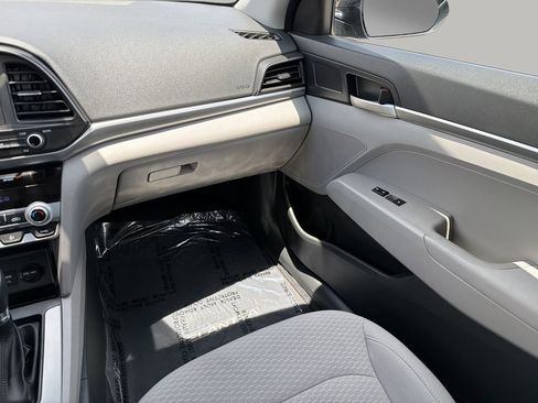 Used 2020 Hyundai Elantra SE FWD image 15