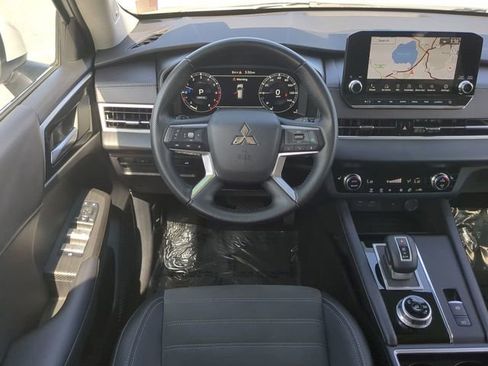 Used 2024 Mitsubishi Outlander SE image 16