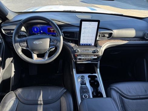 Used 2020 Ford Explorer Platinum w/ Premium Technology Package image 2