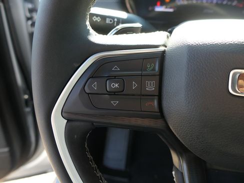 Used 2025 Jeep Grand Cherokee Laredo image 12