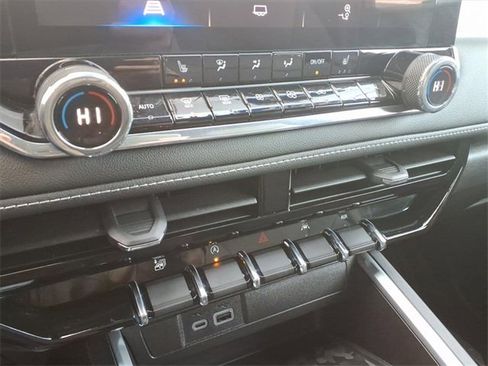 Used 2024 Chevrolet Colorado LT w/ LT Convenience Package III image 12