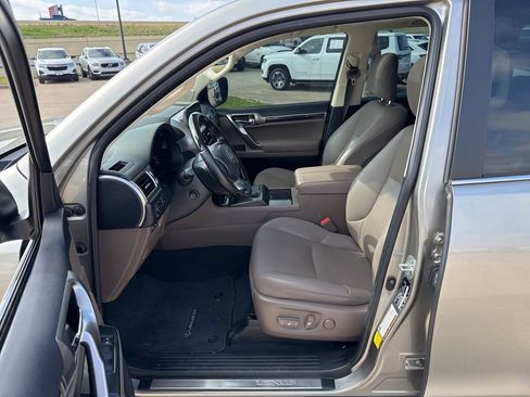 Used 2022 Lexus GX 460 Premium w/ Accessory Package image 19